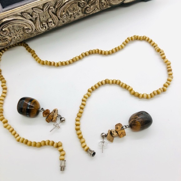 Vintage Dainty Bead Necklace & Stone Earrings - Picture 14 of 16